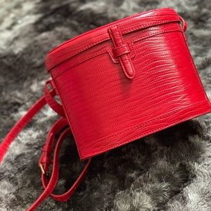 Crossbody bucket bag